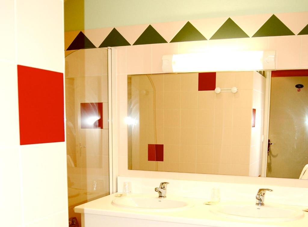 فندق Logis Saint Louis La Suze-sur-Sarthe الغرفة الصورة